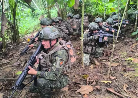 Militares destruyen dos campamentos de miner�a ilegal en Esmeraldas
