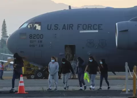Fotograf�a de archivo de un avi�n de la Fuerza A�rea de EE.UU. que transportaba a deportados guatemaltecos, en Ciudad de Guatemala (Guatemala). EFE/ M
