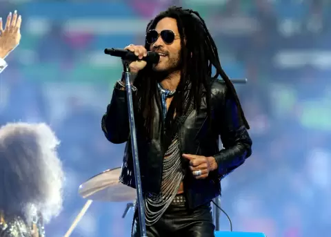 Lenny Kravitz sufri� un momento inesperado cuando una fan le arranc� cuatro rastas.