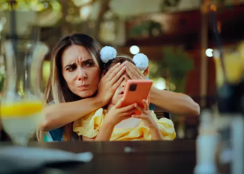 Regulaci�n digital para proteger a menores del impacto de redes sociales.