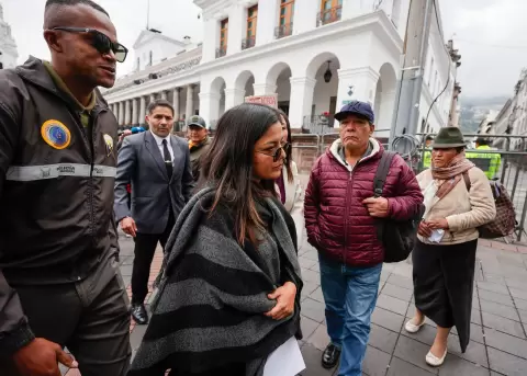 La hija del excandidato presidencial Fernando Villavicencio, Amanda Villavicencio (c), camina a su salida del Palacio de Gobierno.