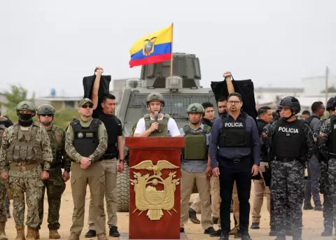 El presidente Daniel Noboa, pronuncia un discurso en el barrio La Delia de Dur�n, Guayas, el 17 de julio de 2024.