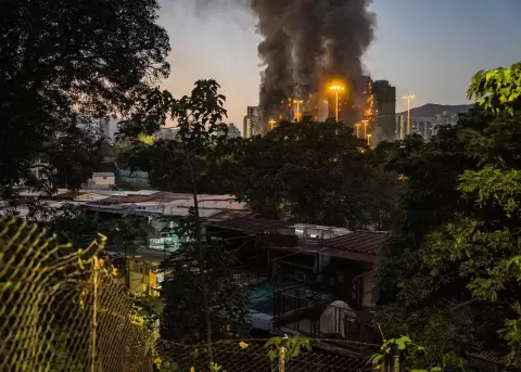 El incendio de varios bloques de viviendas en el distrito de Tai Po en Hong Kong.