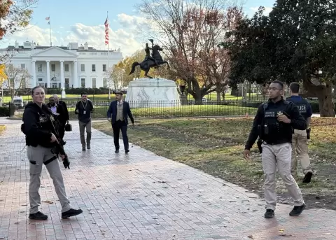 Integrantes del Servicio Secreto de los Estados Unidos custodian la entrada de la Casa Blanca este mi�rcoles, en Washington (EE.UU.).