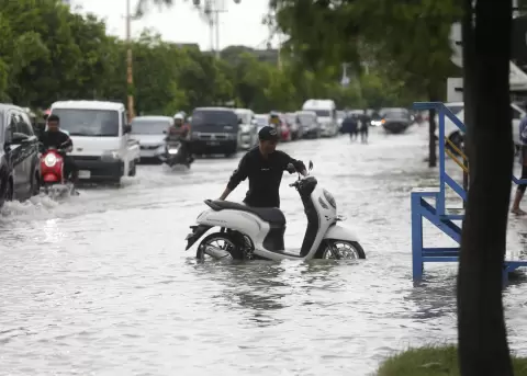 Un residente de la ciudad indonesia de Banda Aceh, norte de Sumatra, en medio de las inundaciones que azotan la regi�n.