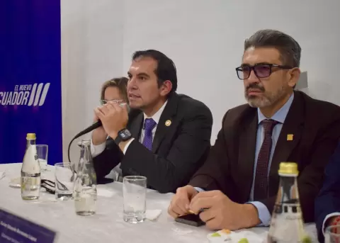 Harold Burbano, ministro de Trabajo, en un conversatorio con los sectores artesanales y de emprendimiento de Cuenca.