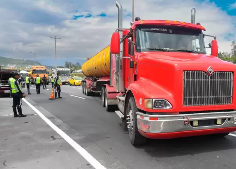 La restricci�n para el transporte pesado en la avenida Sim�n Bol�var y la Ruta Viva entrar� en vigor el 1 de enero de 2026.