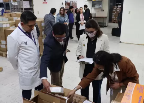 La vicepresidenta Mar�a Jos� Pinto verific� la llegada de medicamentos esenciales y dispositivos m�dicos.