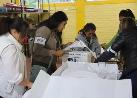 Representantes del Consejo Nacional Electoral de Honduras (CNE) preparan material electoral en un centro de votaci�n este domingo, en Honduras.