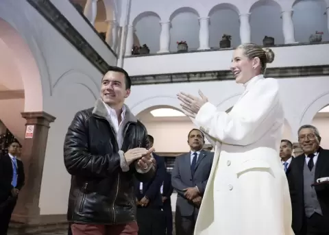 Daniel Noboa, presidente de la Rep�blica y su esposa, Lavinia Valbonesi, en la serenata quite�a.