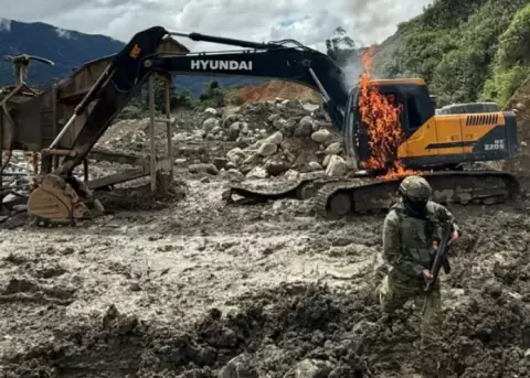 Militares destruyen maquinaria utilizada en miner�a ilegal en Gualaquiza, Morona Santiago.