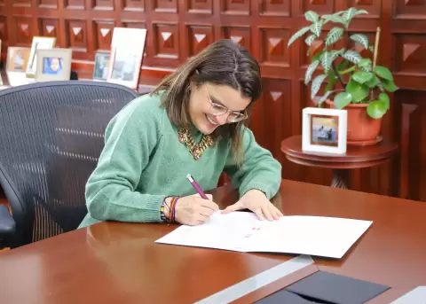 La vicepresidencia de la Rep�blica, Mar�a Jos� Pinto, durante la firma de un documento en su despacho, el 24 de noviembre de 2025.