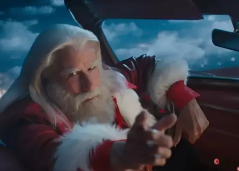 Navidad con ritmo: Travolta regresa como Danny Zuko festivo.