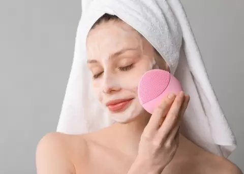 La limpieza es fundamental para una piel radiante.