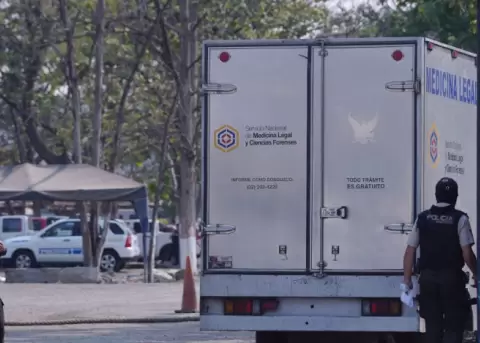 Imagen referencial. Un veh�culo de Medicina Legal en la entrada de la Penitenciar�a del Litoral, en Guayaquil, el 12 de noviembre del 2024.