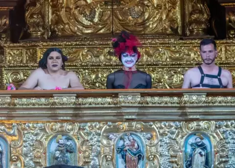 Arist�cratas, la obra de teatro drag que se realiz� en la antigua capilla del Museo de la Ciudad, en Quito.