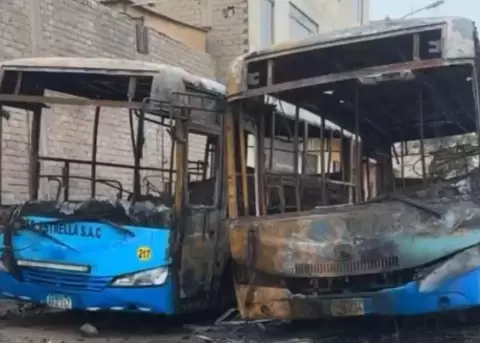 Al menos 18 buses de transporte p�blico resultaron quemados y destruidos en su totalidad por un incendio intencional la madrugada de este mi�rcoles