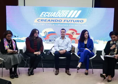 Noboa inicia su visita internacional con un encuentro con migrantes ecuatorianos en Madrid