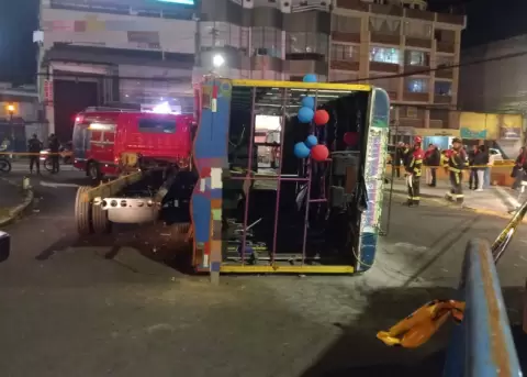 Primeras im�genes de una chiva volcada en la avenida Naciones Unidas, norte de Quito, el 4 de diciembre de 2025.