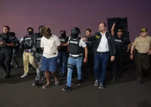 Alias 'Bob Marley', cabecilla de Los Chone Killers, fue detenido el 04 de diciembre de 2025. El delincuente fue trasladado a la c�rcel del Encuentro.