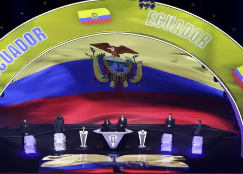 Los colores de Ecuador aparecen en el escenario durante el sorteo final de la Copa Mundial de la FIFA 2026.