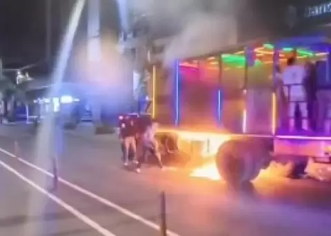 Chiva present� conato de incendio en el norte de Quito; autoridades descartan siniestro de tr�nsito.