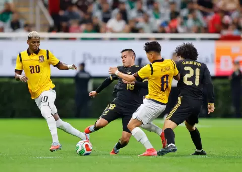 Jordy Alc�var (c), de Ecuador, trata de escaparse de la marca de dos rivales mexicanos.