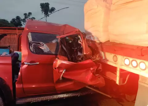 El choque entre una camioneta y un tr�iler dej� cinco muertos en carreteras del Guayas.