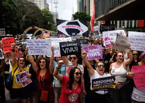 Mujeres sostienen carteles durante la manifestaci�n 'Mujeres Vivas' en la avenida Paulista este domingo, en Sao Paulo (Brasil).