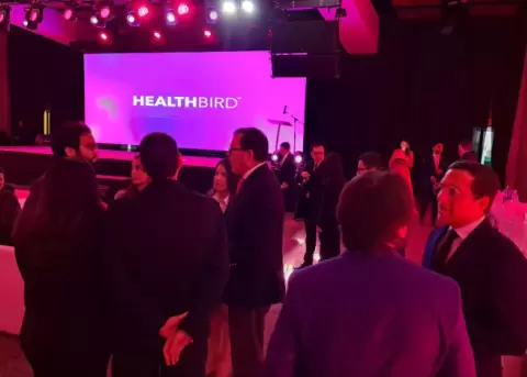Edgar Lama (izq.), Roberto Kury (der.) y Eduardo Pe�a (centro), en el lanzamiento de HealthBird en Quito el 19 de marzo de 2025.