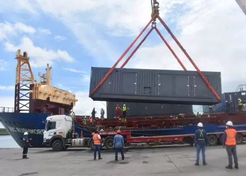 Desembarco en el puerto mar�timo de Esmeraldas, de los equipos para la Central T�rmica Esmeraldas III.