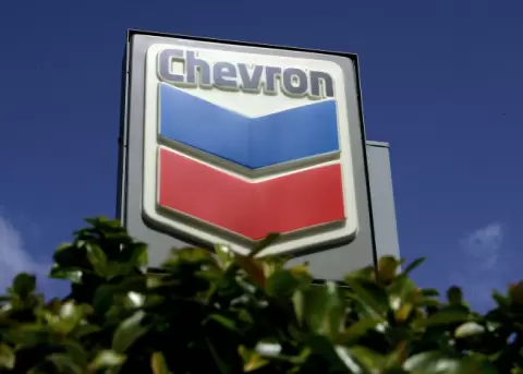 Logotipo de Chevron en una gasolinera Chevron en San Francisco, California.