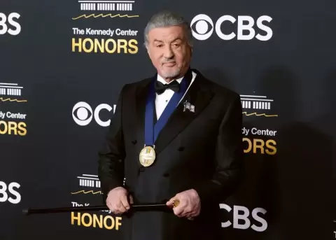 Sylvester Stallone sorprendi� a sus seguidores utilizando un bast�n.