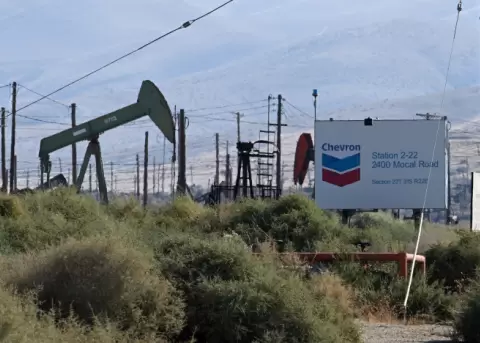 Las bombas de bombeo extraen petr�leo de los pozos en un �rea de producci�n de Chevron en el campo petrol�fero Midway-Sunset, en California.