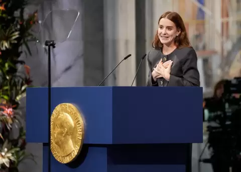 Ana Corina Sosa, hija de Mar�a Corina Machado, durante la ceremonia de entrega del Premio Nobel de la Paz en Oslo, Noruega.