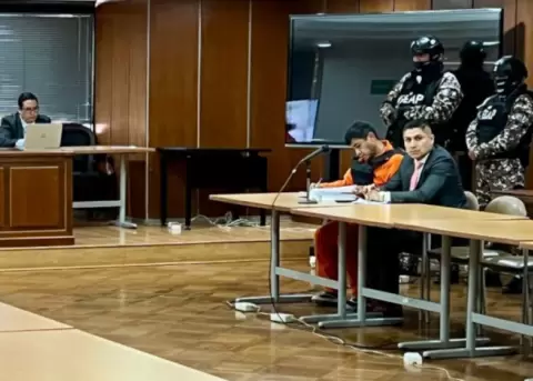 Emerson Curipallo (naranja) acudi� a la Corte Nacional de Justicia, el 23 de julio de 2024, para recibir su sentencia por el caso Met�stasis.