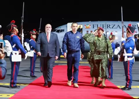 Jos� Jer�, presidente interino de Per� llega a Ecuador para el gabinete binacional.