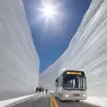 Una carretera en Japón atrae al turismo por sus paredes de nieve