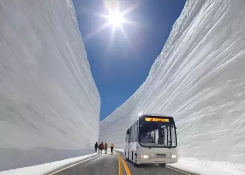 Una carretera en Jap�n es un atractivo tur�stico por sus paredes de nieve.