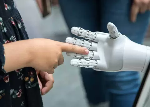 Ingenieros de Estados Unidos desarrollaron una mano rob�tica equipada con inteligencia artificial que imita el tacto humano.