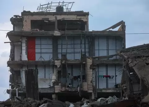 Refugio para desplazados palestinos en un edificio destruido tras ataques de Israel en Gaza. EFE/EPA/Mohammed Saber