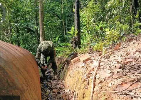 Fuerzas Armadas desmantelan estructuras de miner�a ilegal y combustible clandestino en Sucumb�os