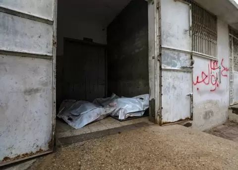 Familiares en la mogue de hospital Al Shifa en la ciudad de Gaza tras un ataque israel� este s�bado. EFE/EPA/Mohammed Saber