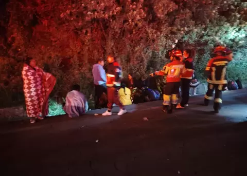 Siete personas resultaron heridas tras el volcamiento de un bus en la v�a a Papallacta.