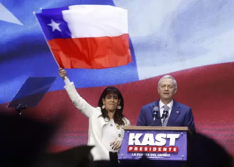 El presidente electo de Chile, el ultraderechista Jos� Antonio Kast, pronuncia un discurso junto a su esposa, Mar�a P�a Adriasola.