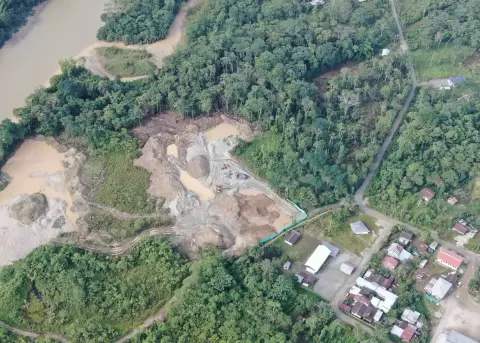 Imagen a�rea de la comunidad Santa M�nica en Puerto Napo, Tena. Actividades mineras se realizan cerca de viviendas y una unidad educativa.