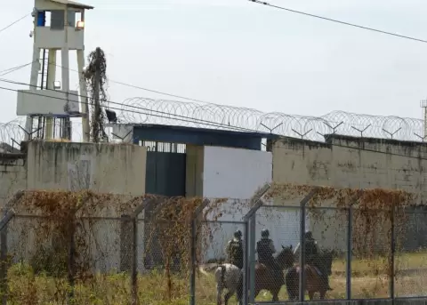 Polic�as recorren los exteriores de la Penitenciar�a del Litoral, en Guayaquil.