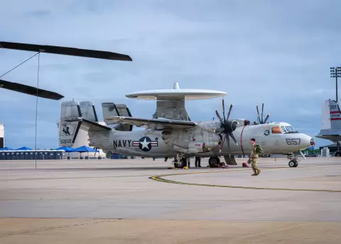 Aeronave de alerta temprana E-2 Hawkeye de los EE.UU. en una exhibici�n de la Fuerza A�rea, en Nueva Jersey, el 16 de mayo de 2025.