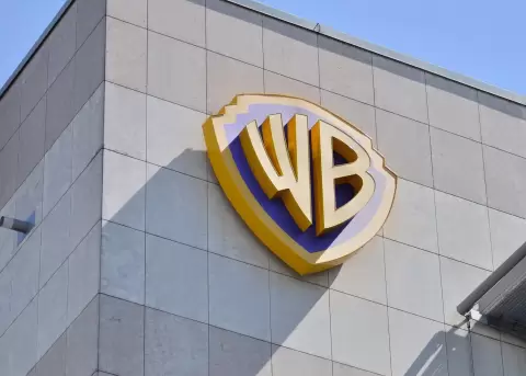 Warner Bros eval�a millonarias ofertas mientras redefine el futuro del entretenimiento global.