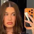 Hailey Bieber apuesta por su look m�s ic�nico